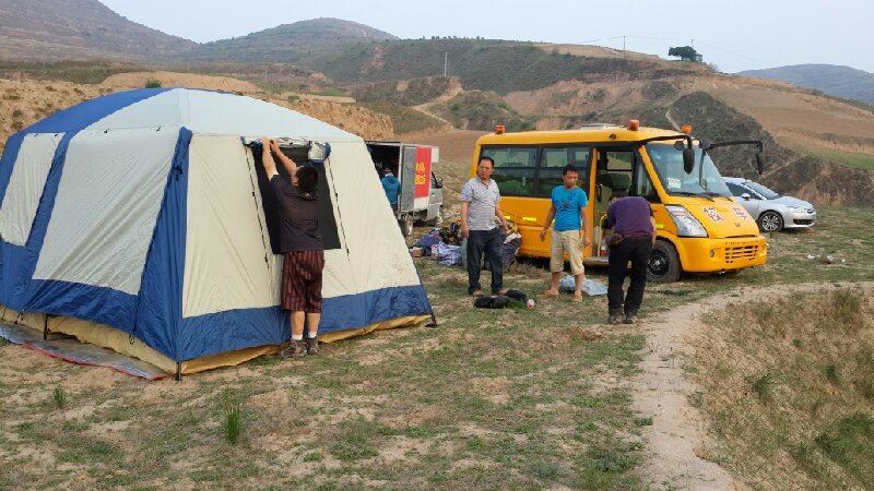 志愿者風(fēng)餐露宿，天作帳，地當(dāng)床